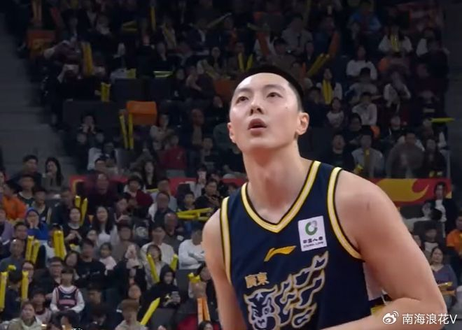 开云下载-突发!广东队2米11中锋,意外受到重伤,被队友搀扶下场,令人担忧|焦泊乔|天津队|潜力赛|广东男篮|比赛_新浪体育_新浪新闻