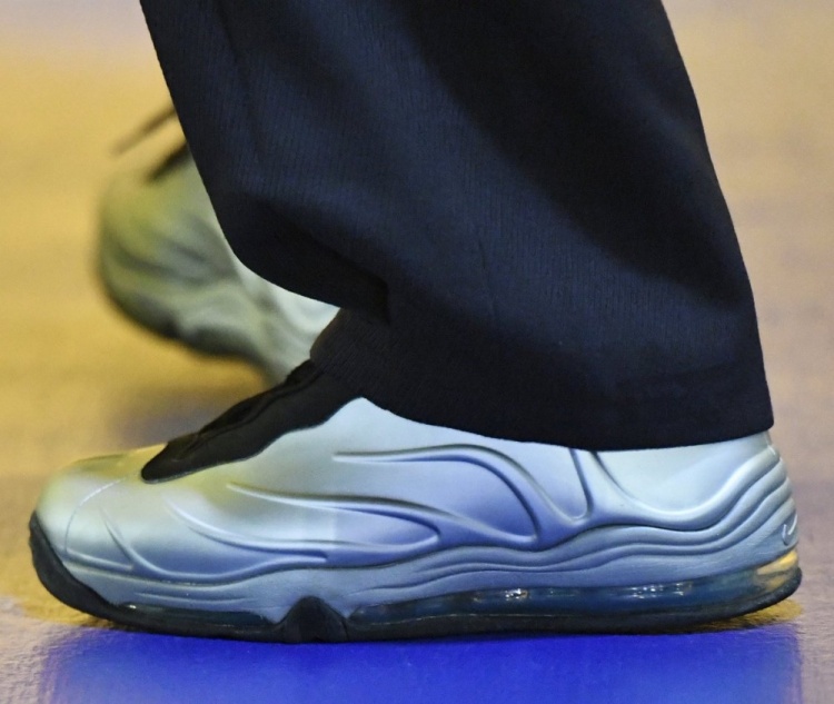 kaiyun.com-致敬马刺名宿！库里今日入场上脚邓肯经典Nike“钢铁”球鞋