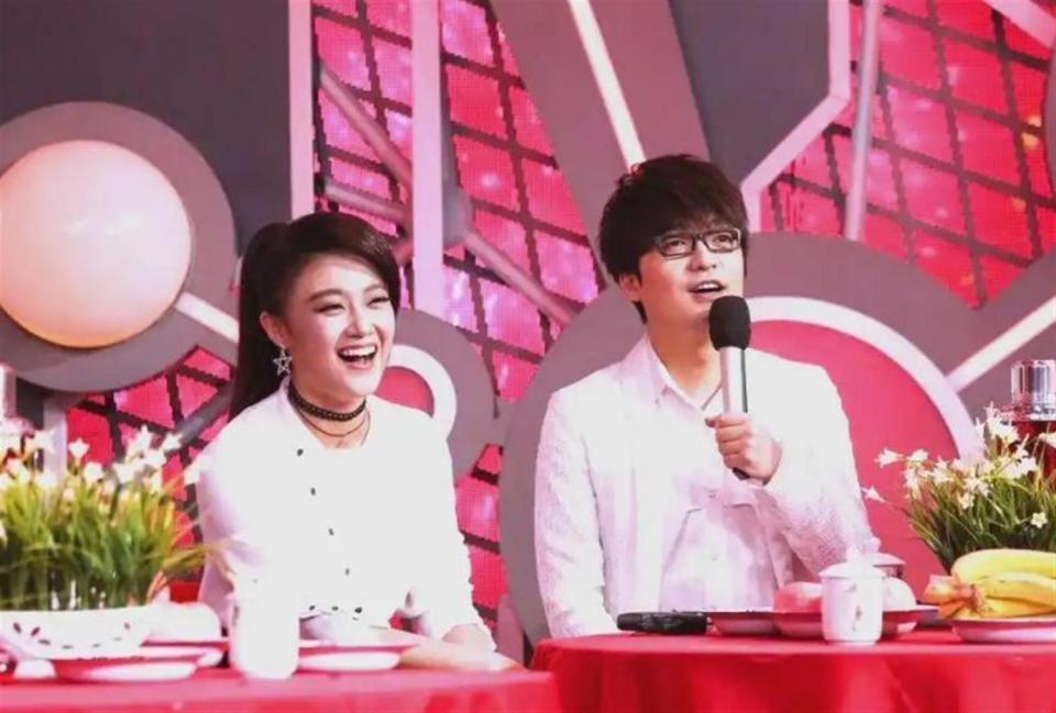 开云APP-玖月奇迹离婚7年,王小玮近况曝光,43岁无婚无育,发福显老