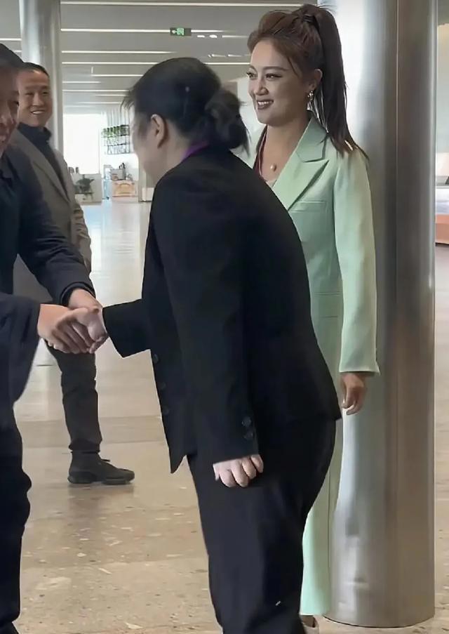 开云APP-玖月奇迹离婚7年,王小玮近况曝光,43岁无婚无育,发福显老
