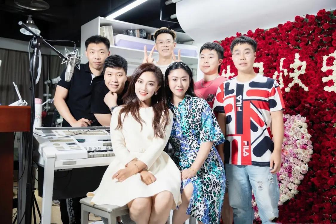 开云APP-玖月奇迹离婚7年,王小玮近况曝光,43岁无婚无育,发福显老